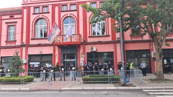 Policija unutar i oko zgrade